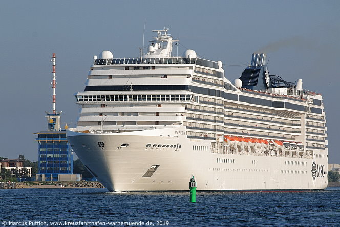 Das Kreuzfahrtschiff MSC POESIA von der Kreuzfahrtreederei MSC Crociere am 28. Juli 2019 im Kreuzfahrthafen Warnem&uuml;nde in der Hansestadt Rostock.
