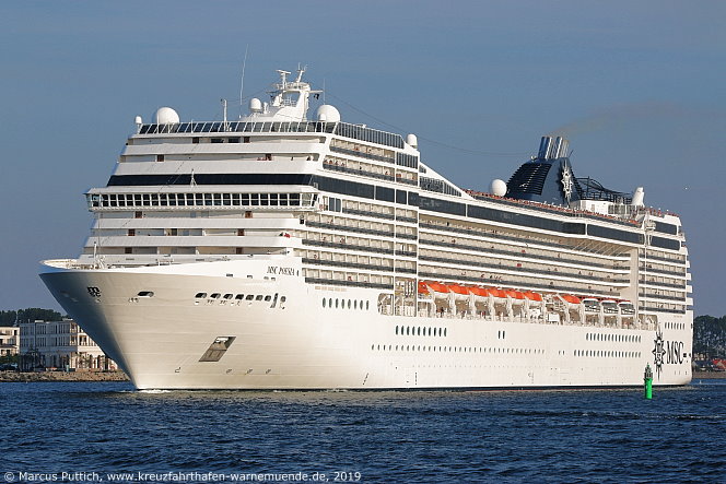 Das Kreuzfahrtschiff MSC POESIA von der Kreuzfahrtreederei MSC Crociere am 28. Juli 2019 im Kreuzfahrthafen Warnem&uuml;nde in der Hansestadt Rostock.