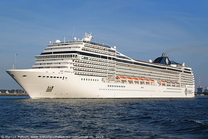 Das Kreuzfahrtschiff MSC POESIA von der Kreuzfahrtreederei MSC Crociere am 28. Juli 2019 im Kreuzfahrthafen Warnem&uuml;nde in der Hansestadt Rostock.