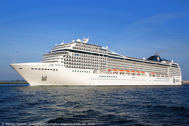 Das Kreuzfahrtschiff MSC POESIA von der Kreuzfahrtreederei MSC Crociere am 28. Juli 2019 im Kreuzfahrthafen Warnem&uuml;nde in der Hansestadt Rostock.