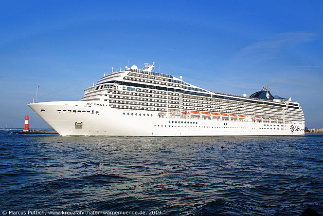 Das Kreuzfahrtschiff MSC POESIA von der Kreuzfahrtreederei MSC Crociere am 28. Juli 2019 im Kreuzfahrthafen Warnem&uuml;nde in der Hansestadt Rostock.
