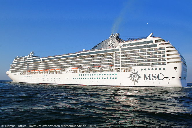 Das Kreuzfahrtschiff MSC POESIA von der Kreuzfahrtreederei MSC Crociere am 28. Juli 2019 im Kreuzfahrthafen Warnem&uuml;nde in der Hansestadt Rostock.
