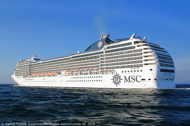 Das Kreuzfahrtschiff MSC POESIA von der Kreuzfahrtreederei MSC Crociere am 28. Juli 2019 im Kreuzfahrthafen Warnem&uuml;nde in der Hansestadt Rostock.