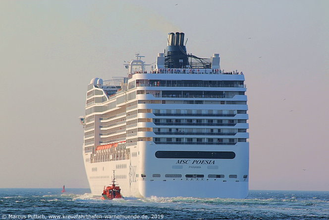 Das Kreuzfahrtschiff MSC POESIA von der Kreuzfahrtreederei MSC Crociere am 28. Juli 2019 im Kreuzfahrthafen Warnem&uuml;nde in der Hansestadt Rostock.