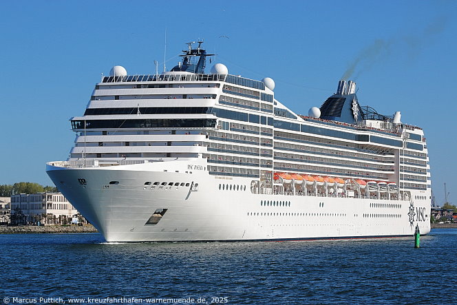 Das Kreuzfahrtschiff MSC POESIA von der Kreuzfahrtreederei MSC Crociere am 11. Mai 2025 im Kreuzfahrthafen Warnem&uuml;nde in der Hansestadt Rostock.