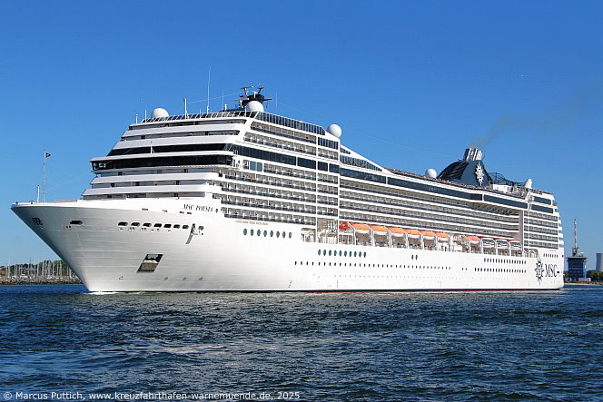 Das Kreuzfahrtschiff MSC POESIA von der Kreuzfahrtreederei MSC Crociere am 11. Mai 2025 im Kreuzfahrthafen Warnem&uuml;nde in der Hansestadt Rostock.