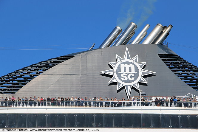 Das Kreuzfahrtschiff MSC POESIA von der Kreuzfahrtreederei MSC Crociere am 11. Mai 2025 im Kreuzfahrthafen Warnem&uuml;nde in der Hansestadt Rostock.