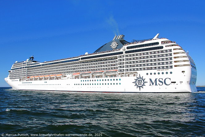 Das Kreuzfahrtschiff MSC POESIA von der Kreuzfahrtreederei MSC Crociere am 11. Mai 2025 im Kreuzfahrthafen Warnem&uuml;nde in der Hansestadt Rostock.