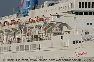 Das Kreuzfahrtschiff THOMSON SPIRIT am 25. August 2009 im Ostseebad Warnem&uuml;nde.