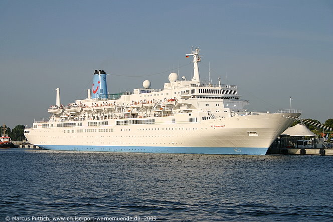 Das Kreuzfahrtschiff THOMSON SPIRIT am 25. August 2009 im Ostseebad Warnem&uuml;nde.