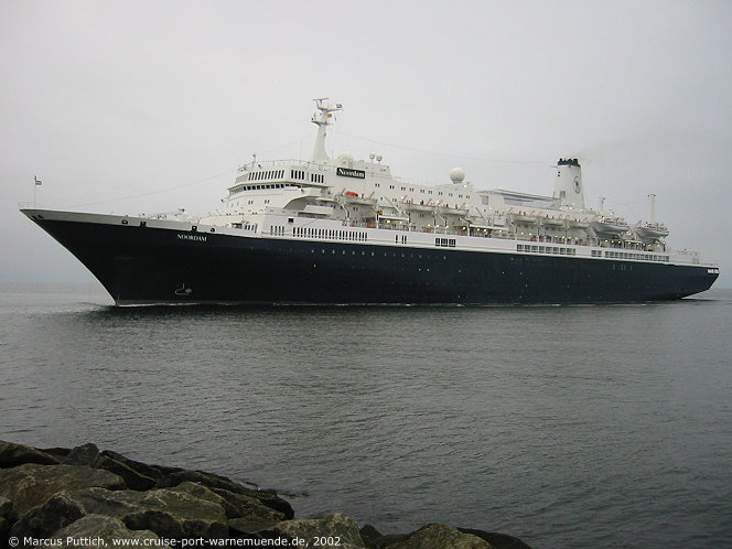 Das Kreuzfahrtschiff NOORDAM am 07. Juli 2002 im Ostseebad Warnem&uuml;nde.