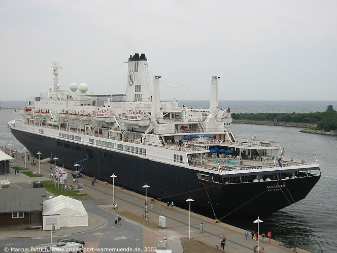Das Kreuzfahrtschiff NOORDAM am 17. Juli 2002 im Ostseebad Warnem&uuml;nde.