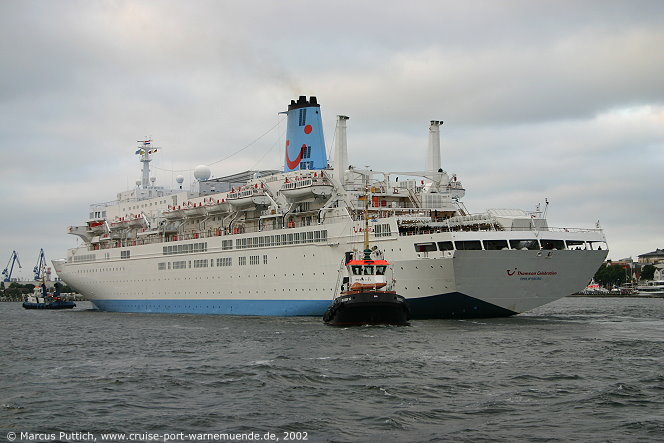 Das Kreuzfahrtschiff THOMSON CELEBRATION am 16. August 2005 im Ostseebad Warnem&uuml;nde.