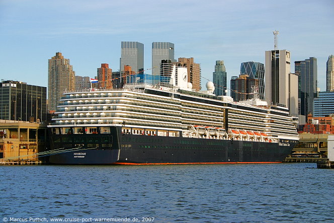 Das Kreuzfahrtschiff NOORDAM am 01. Dezember 2007 in New York, NY (USA).