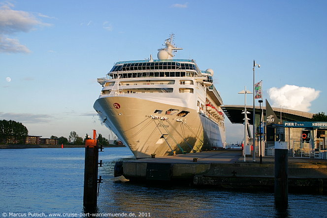 Das Kreuzfahrtschiff EMPRESS am 15. Mai 2011 im Kreuzfahrthafen Warnem&uuml;nde in der Hansestadt Rostock (Erstanlauf).