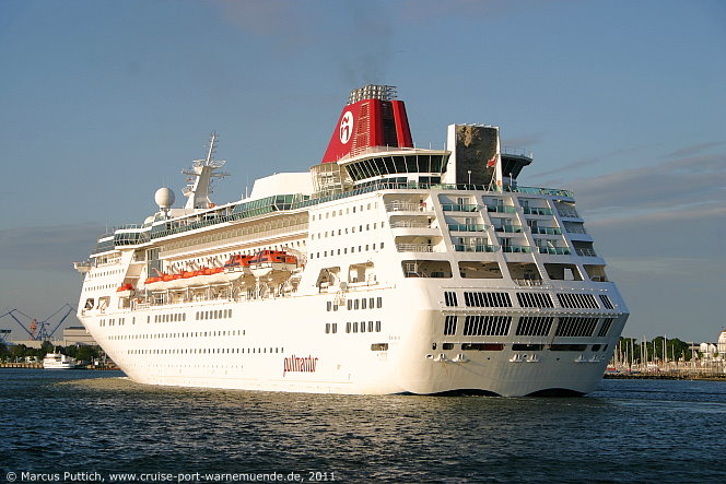 Das Kreuzfahrtschiff EMPRESS am 27. Mai 2011 im Kreuzfahrthafen Warnem&uuml;nde in der Hansestadt Rostock.