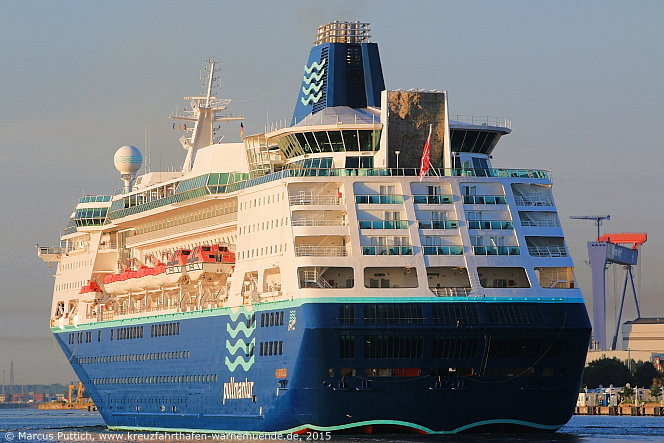 Das Kreuzfahrtschiff EMPRESS am 17. Juli 2015 im Kreuzfahrthafen Warnem&uuml;nde in der Hansestadt Rostock.