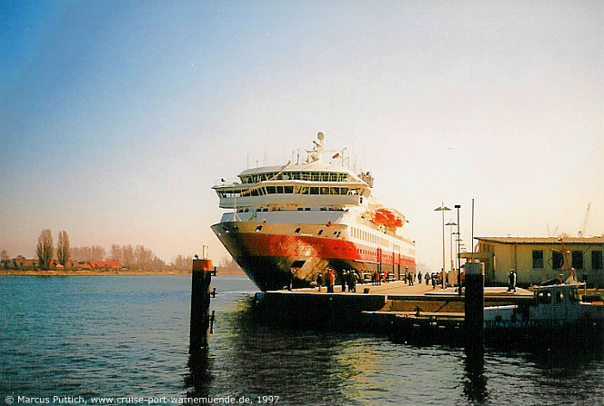Das Kreuzfahrtschiff NORDNORGE am 02. April 1997 im Ostseebad Warnem&uuml;nde (Erstanlauf).
