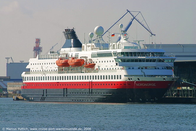 Das Kreuzfahrtschiff NORDNORGE am 17. April 2006 im Ostseebad Warnem&uuml;nde.