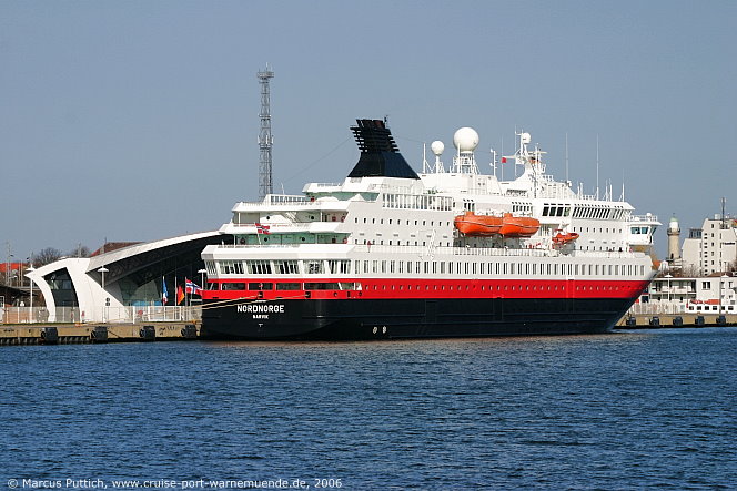 Das Kreuzfahrtschiff NORDNORGE am 17. April 2006 im Ostseebad Warnem&uuml;nde.