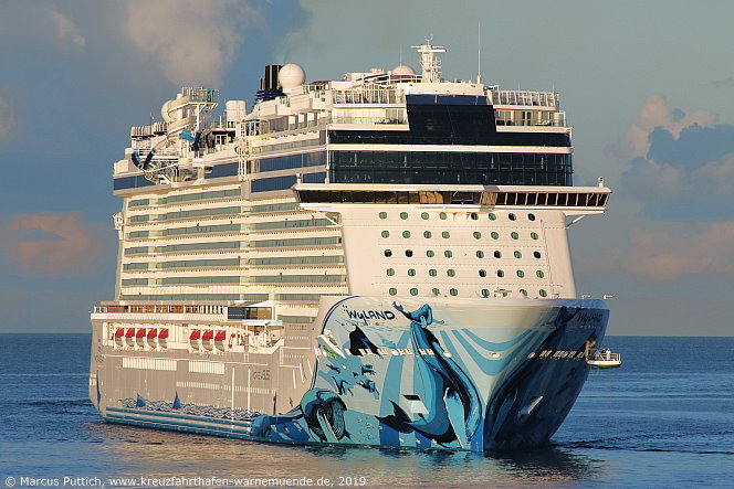 Das Kreuzfahrtschiff NORWEGIAN BLISS von der Kreuzfahrtreederei Norwegian Cruise Line am 18. November 2019 in Willemstad auf der Insel Curacao (Niederlande).