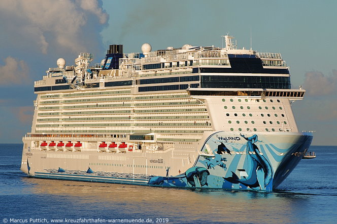 Das Kreuzfahrtschiff NORWEGIAN BLISS von der Kreuzfahrtreederei Norwegian Cruise Line am 18. November 2019 in Willemstad auf der Insel Curacao (Niederlande).