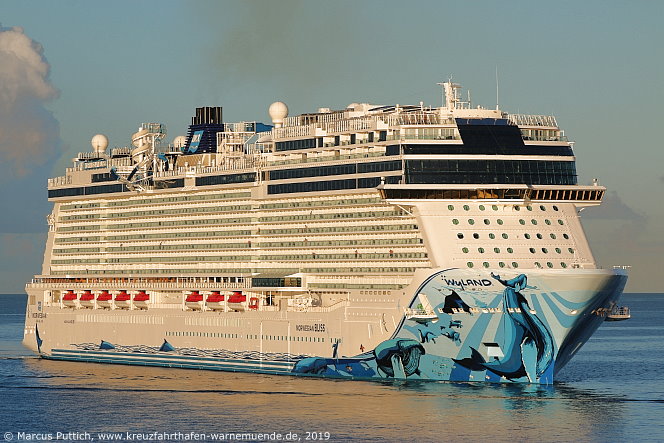 Das Kreuzfahrtschiff NORWEGIAN BLISS von der Kreuzfahrtreederei Norwegian Cruise Line am 18. November 2019 in Willemstad auf der Insel Curacao (Niederlande).