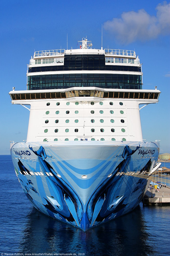 Das Kreuzfahrtschiff NORWEGIAN BLISS von der Kreuzfahrtreederei Norwegian Cruise Line am 18. November 2019 in Willemstad auf der Insel Curacao (Niederlande).