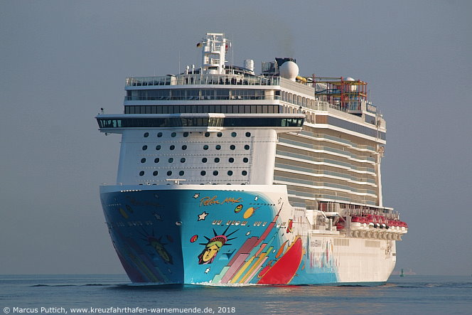 Das Kreuzfahrtschiff NORWEGIAN BREAKAWAY von der Kreuzfahrtreederei Norwegian Cruise Line am 12. Mai 2018 im Kreuzfahrthafen Warnem&uuml;nde in der Hansestadt Rostock (Erstanlauf).