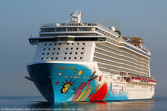 Das Kreuzfahrtschiff NORWEGIAN BREAKAWAY von der Kreuzfahrtreederei Norwegian Cruise Line am 12. Mai 2018 im Kreuzfahrthafen Warnem&uuml;nde in der Hansestadt Rostock (Erstanlauf).