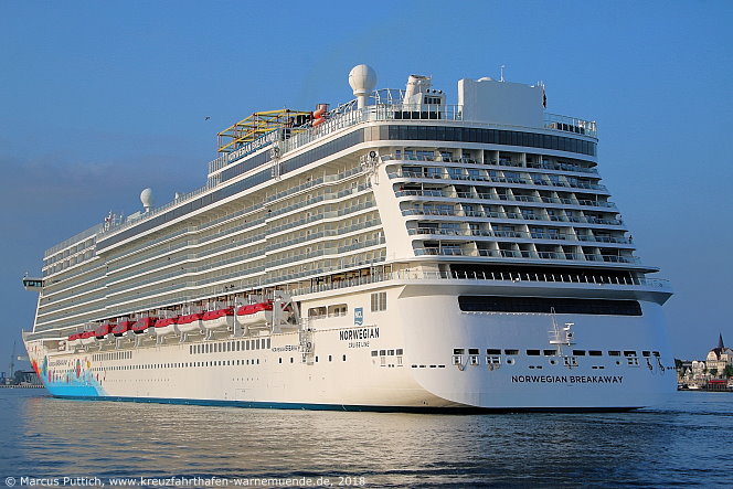 Das Kreuzfahrtschiff NORWEGIAN BREAKAWAY von der Kreuzfahrtreederei Norwegian Cruise Line am 12. Mai 2018 im Kreuzfahrthafen Warnem&uuml;nde in der Hansestadt Rostock (Erstanlauf).