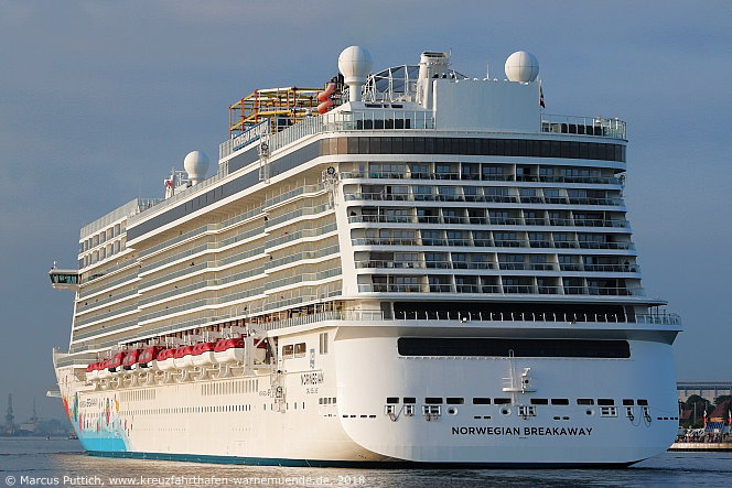 Das Kreuzfahrtschiff NORWEGIAN BREAKAWAY von der Kreuzfahrtreederei Norwegian Cruise Line am 12. Mai 2018 im Kreuzfahrthafen Warnemünde in der Hansestadt Rostock (Erstanlauf).
