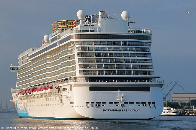 Das Kreuzfahrtschiff NORWEGIAN BREAKAWAY von der Kreuzfahrtreederei Norwegian Cruise Line am 12. Mai 2018 im Kreuzfahrthafen Warnem&uuml;nde in der Hansestadt Rostock (Erstanlauf).
