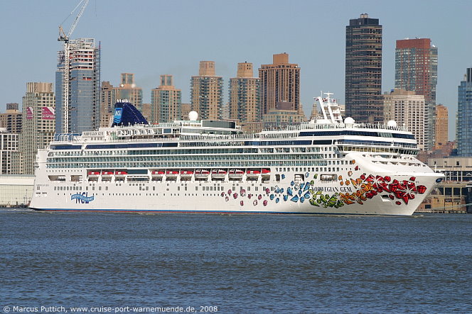 Das Kreuzfahrtschiff NORWEGIAN GEM am 29. M&auml;rz 2008 in New York, NY (USA).