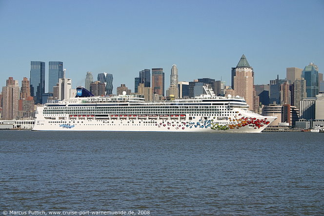 Das Kreuzfahrtschiff NORWEGIAN GEM am 29. M&auml;rz 2008 in New York, NY (USA).