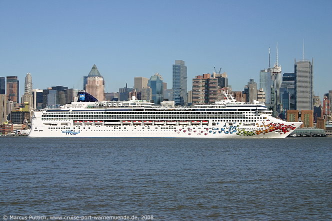Das Kreuzfahrtschiff NORWEGIAN GEM am 29. M&auml;rz 2008 in New York, NY (USA).