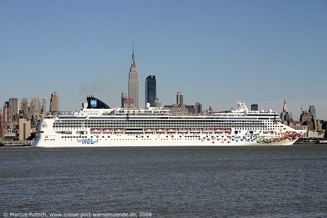 Das Kreuzfahrtschiff NORWEGIAN GEM am 29. M&auml;rz 2008 in New York, NY (USA).