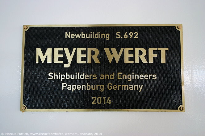 Kreuzfahrtschiff NORWEGIAN GETAWAY: Die Hersteller-Plakette auf Deck 15.