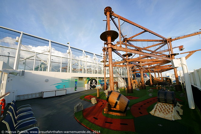 Kreuzfahrtschiff NORWEGIAN GETAWAY: Der Sports Complex mit Rope Corse, Mini-Golf, Spider Web and Bungee Trampoline auf Deck 17.