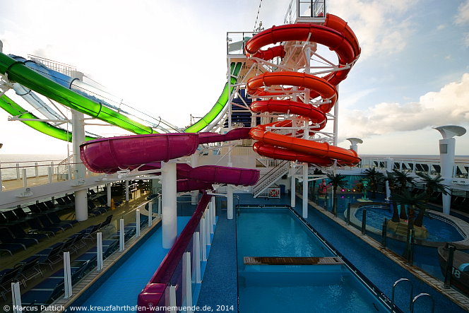 Kreuzfahrtschiff NORWEGIAN GETAWAY: Blick auf den Aqua Park, den Kids' Aqua Park, Free Fall und The Whip von Deck 16.