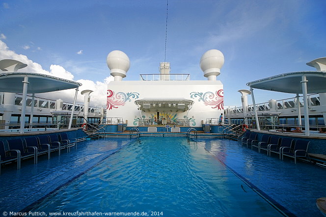 Kreuzfahrtschiff NORWEGIAN GETAWAY: Der Pool auf Deck 15.