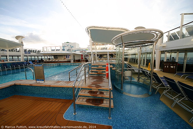 Kreuzfahrtschiff NORWEGIAN GETAWAY: Der Pool auf Deck 15.