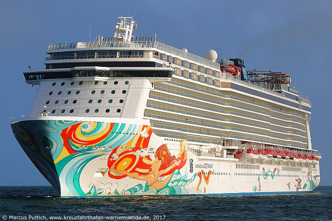 Das Kreuzfahrtschiff NORWEGIAN GETAWAY von der Kreuzfahrtreederei Norwegian Cruise Line am 26. Mai 2017 im Kreuzfahrthafen Warnem&uuml;nde in der Hansestadt Rostock.