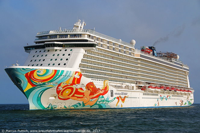 Das Kreuzfahrtschiff NORWEGIAN GETAWAY von der Kreuzfahrtreederei Norwegian Cruise Line am 26. Mai 2017 im Kreuzfahrthafen Warnem&uuml;nde in der Hansestadt Rostock.
