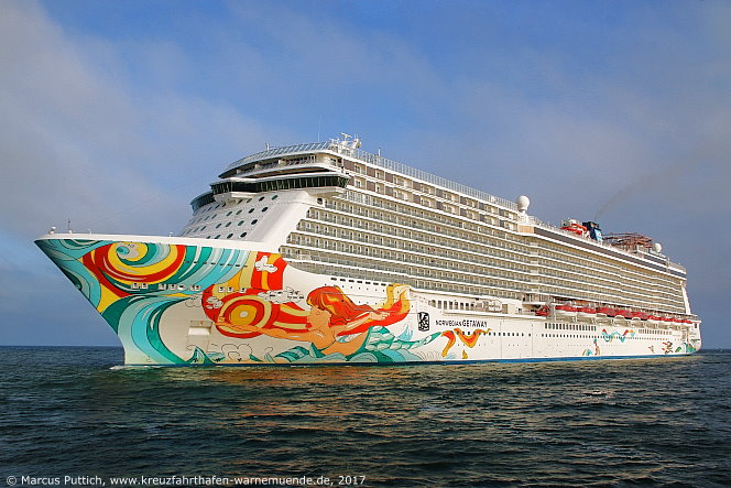 Das Kreuzfahrtschiff NORWEGIAN GETAWAY von der Kreuzfahrtreederei Norwegian Cruise Line am 26. Mai 2017 im Kreuzfahrthafen Warnem&uuml;nde in der Hansestadt Rostock.