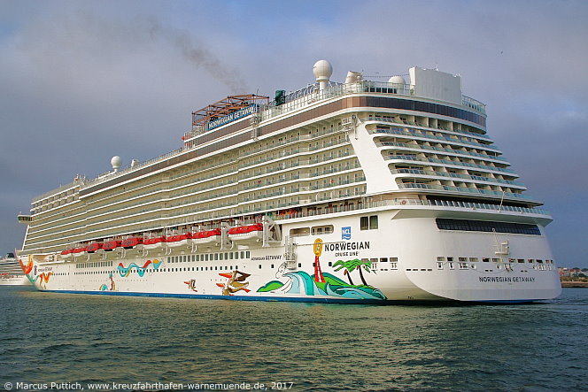 Das Kreuzfahrtschiff NORWEGIAN GETAWAY von der Kreuzfahrtreederei Norwegian Cruise Line am 26. Mai 2017 im Kreuzfahrthafen Warnem&uuml;nde in der Hansestadt Rostock.