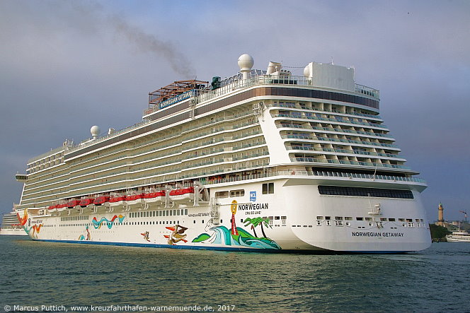 Das Kreuzfahrtschiff NORWEGIAN GETAWAY von der Kreuzfahrtreederei Norwegian Cruise Line am 26. Mai 2017 im Kreuzfahrthafen Warnem&uuml;nde in der Hansestadt Rostock.
