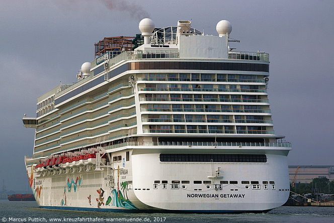 Das Kreuzfahrtschiff NORWEGIAN GETAWAY von der Kreuzfahrtreederei Norwegian Cruise Line am 26. Mai 2017 im Kreuzfahrthafen Warnem&uuml;nde in der Hansestadt Rostock.