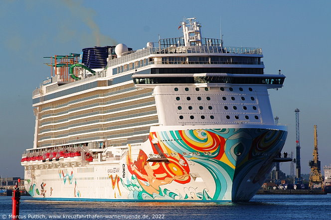 Das Kreuzfahrtschiff NORWEGIAN GETAWAY von der Kreuzfahrtreederei Norwegian Cruise Line am 03. Juni 2022 im Kreuzfahrthafen Warnem&uuml;nde in der Hansestadt Rostock.