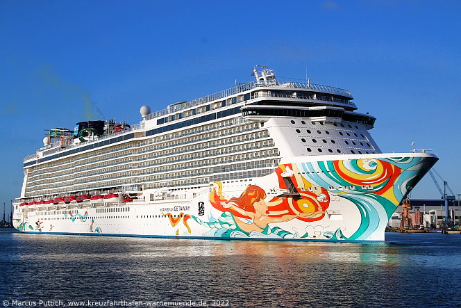 Das Kreuzfahrtschiff NORWEGIAN GETAWAY von der Kreuzfahrtreederei Norwegian Cruise Line am 03. Juni 2022 im Kreuzfahrthafen Warnem&uuml;nde in der Hansestadt Rostock.